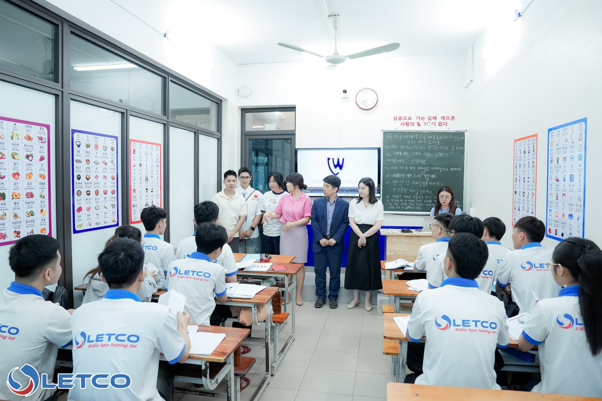 Đại diện trường NAMHAE thăm lớp học tại LETCO
