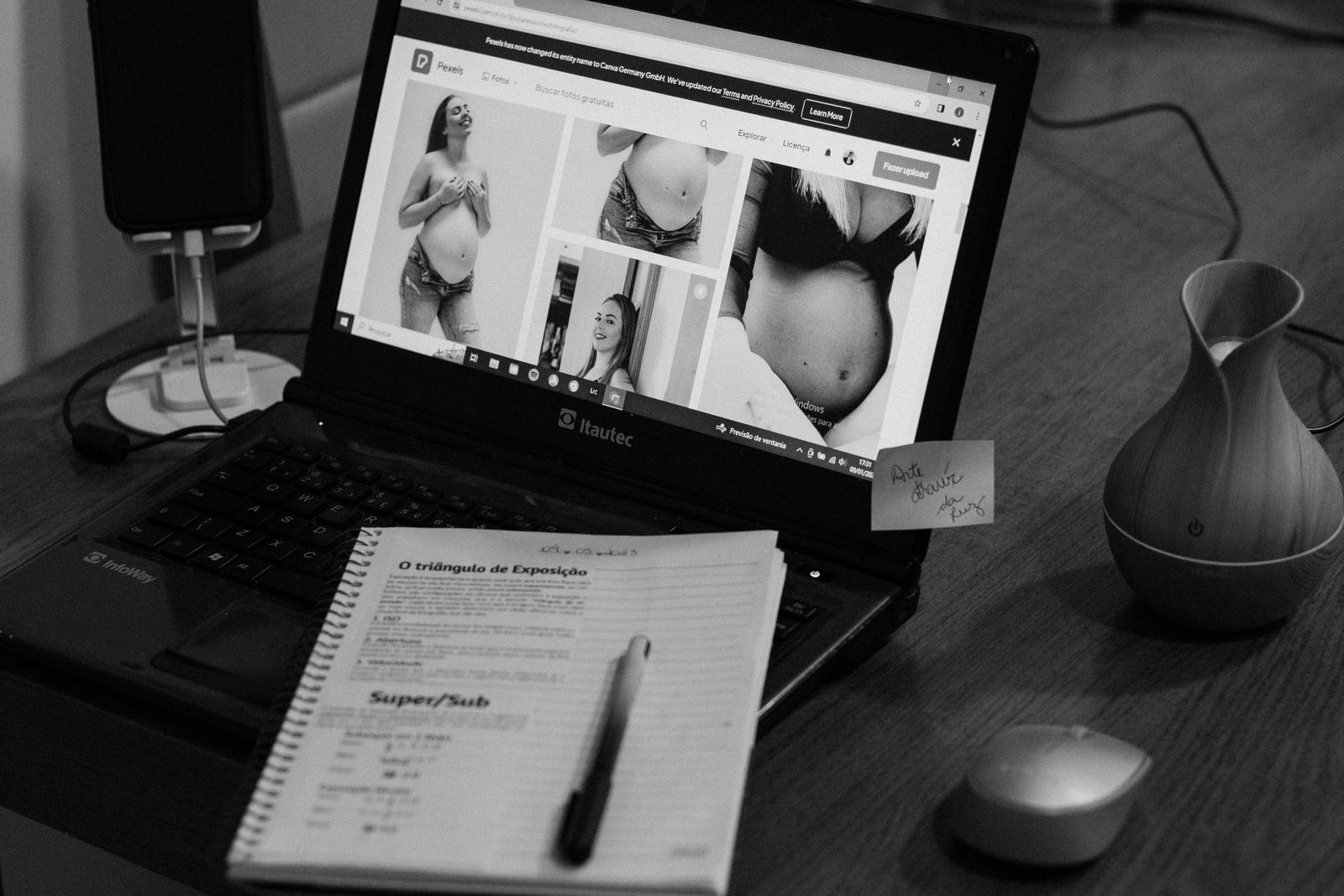 Sinh viên học tập và ôn luyện tại thư viện