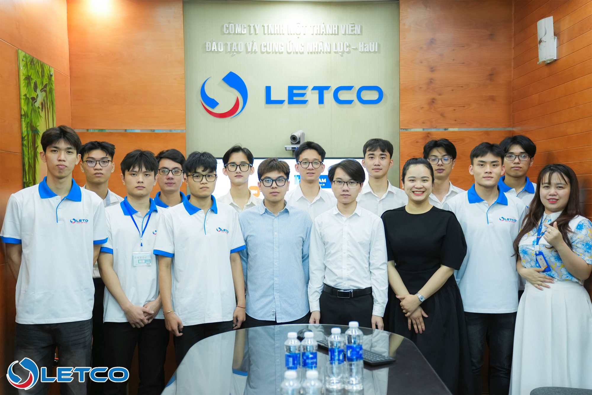 Cán bộ LETCO trao đổi với học viên tại văn phòng ở Hà Nội