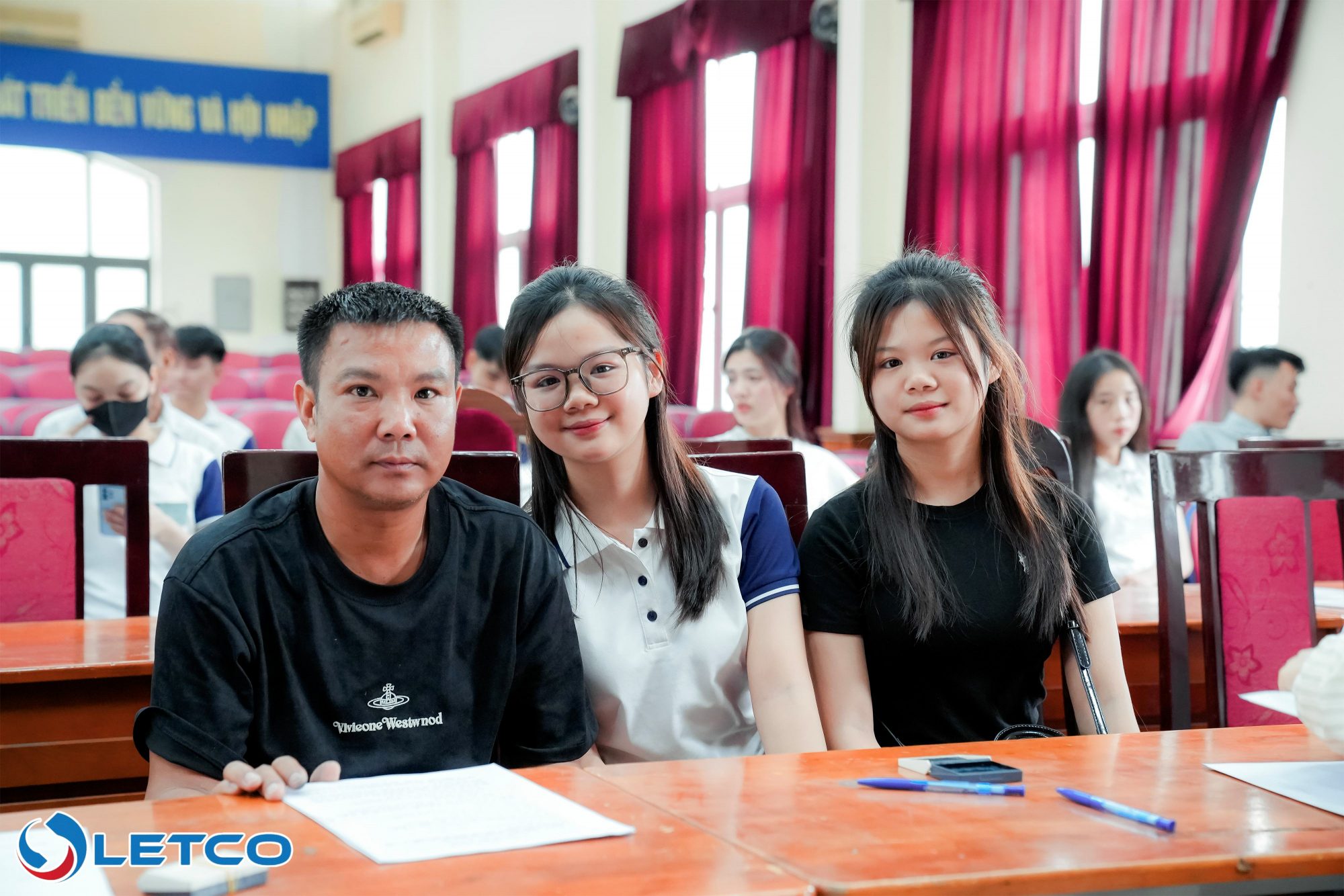Trao hồ sơ cho học viên trước ngày bay