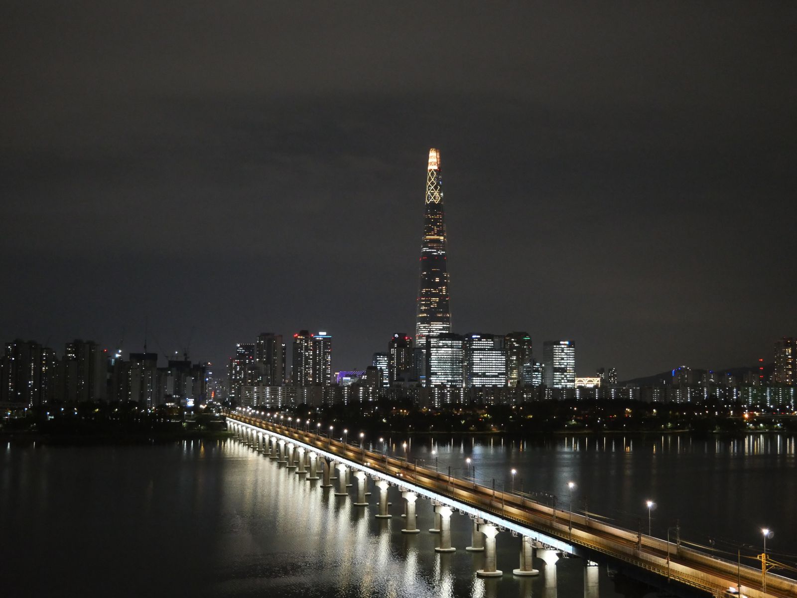 Thành phố Seoul về đêm nhìn từ bờ sông Hàn