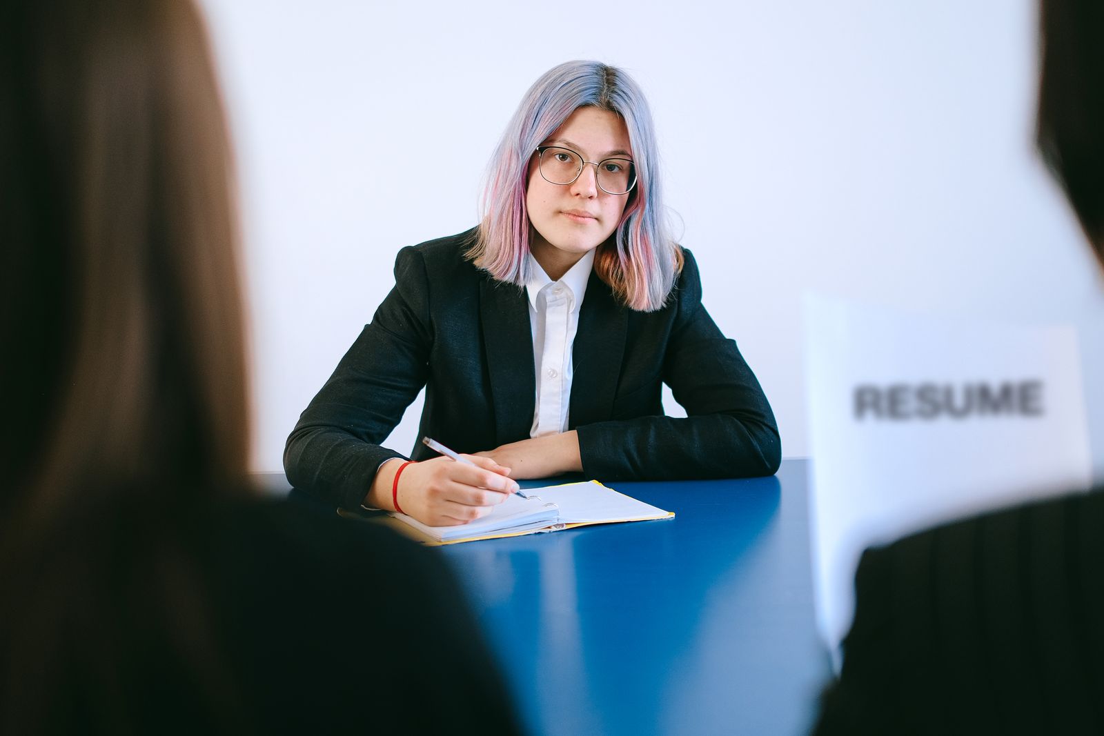 Buổi phỏng vấn với hồ sơ CV trên bàn